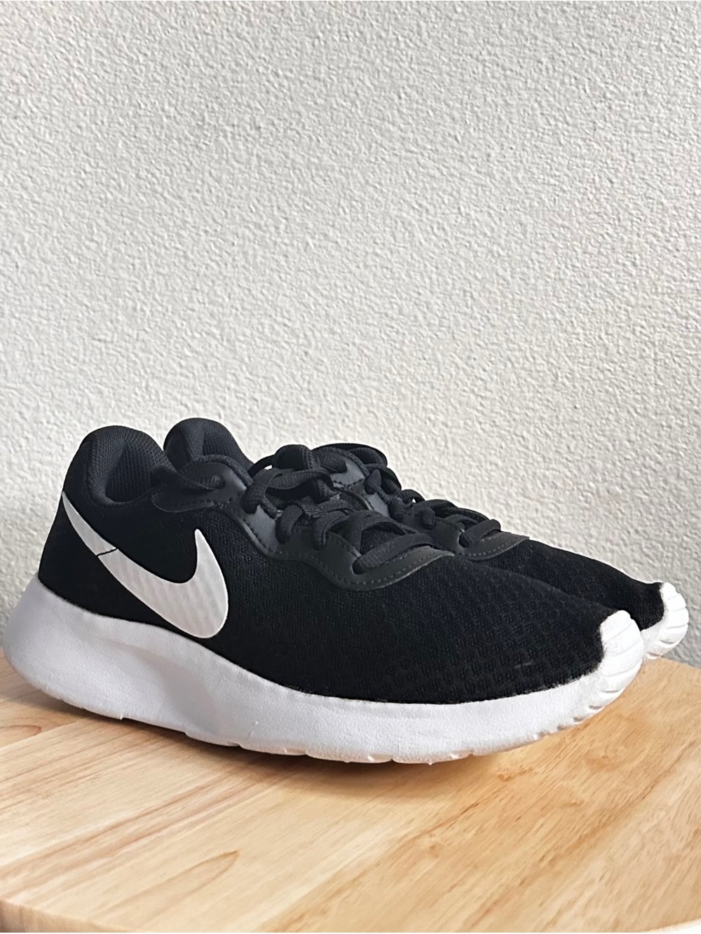 Women's Nike Tanjun Black Tennis Shoe Size 8
